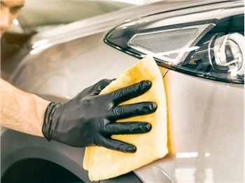 Procesul de detaliu al polizorului tampon auto